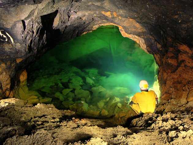 Důl Jeroným - středověký důl na cín, kam zatím turisté nesmějí  |  ---