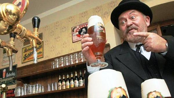 Pan Cibich ukazuje, které pivo je nejlepší  |  Muzeum Pivovaru Velké Březno