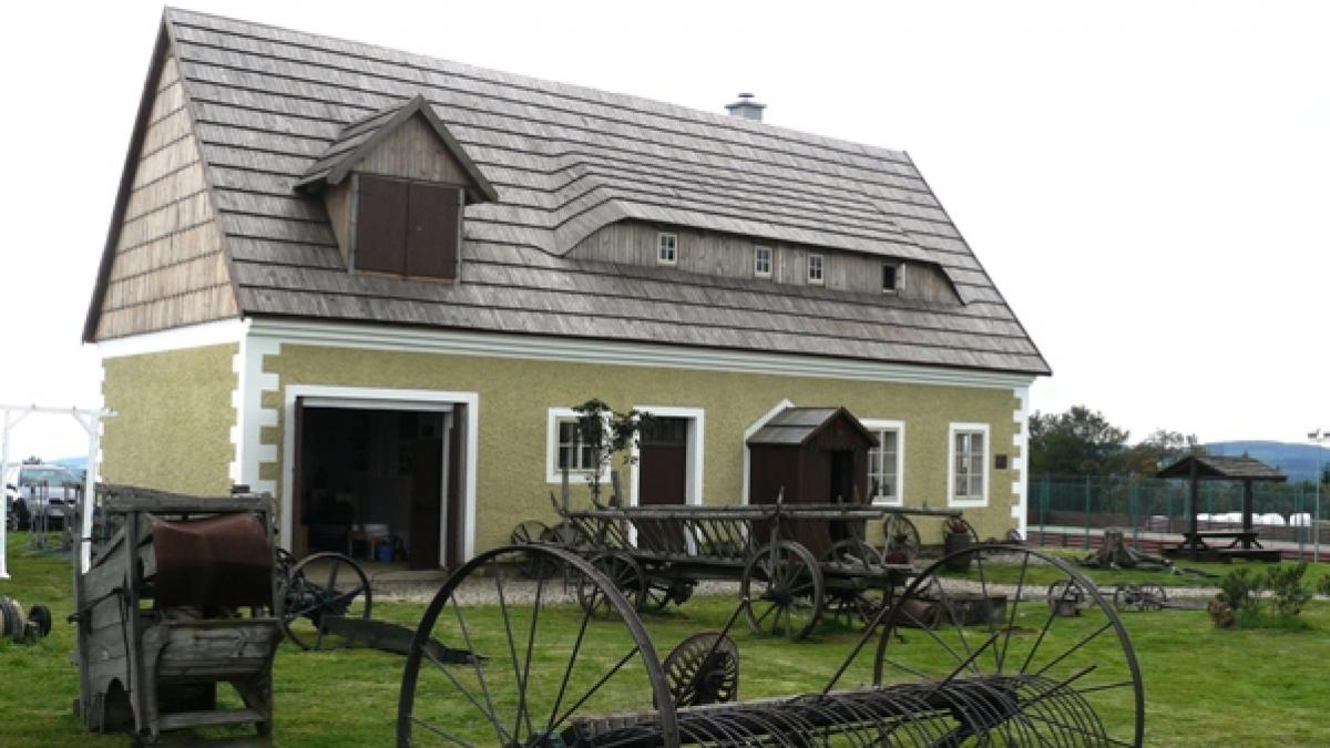 Erzgebirgsmuseum und der Kapelle in Lesná