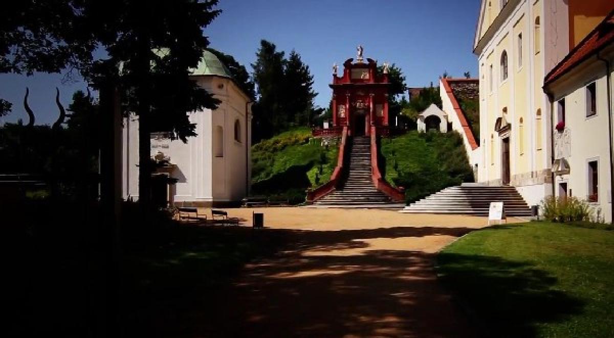 Das Klosterareal im Ostrov