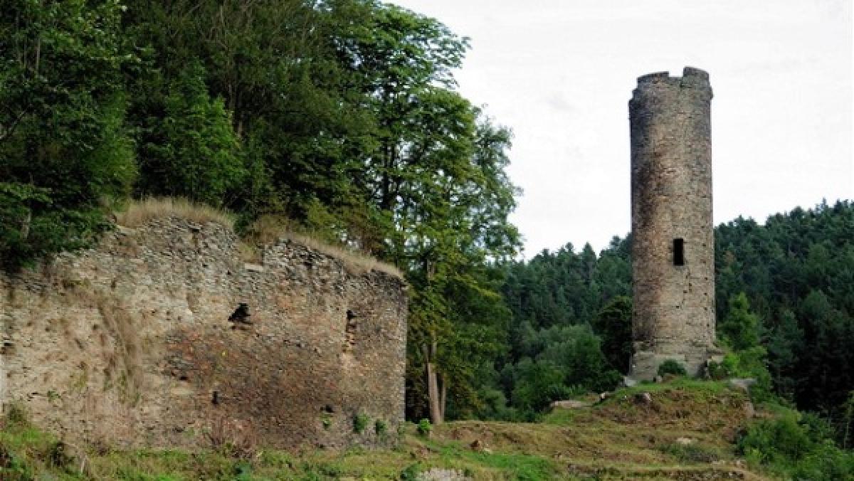 Die Burgruine der Burg Neuberg in Podhradí 
